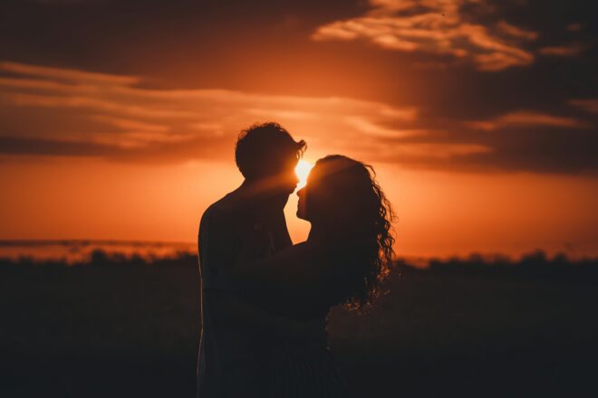 Verslaafd aan liefde. Relatieverslaving kan leiden tot afhankelijkheid van partners en een constante zoektocht naar bevestiging.